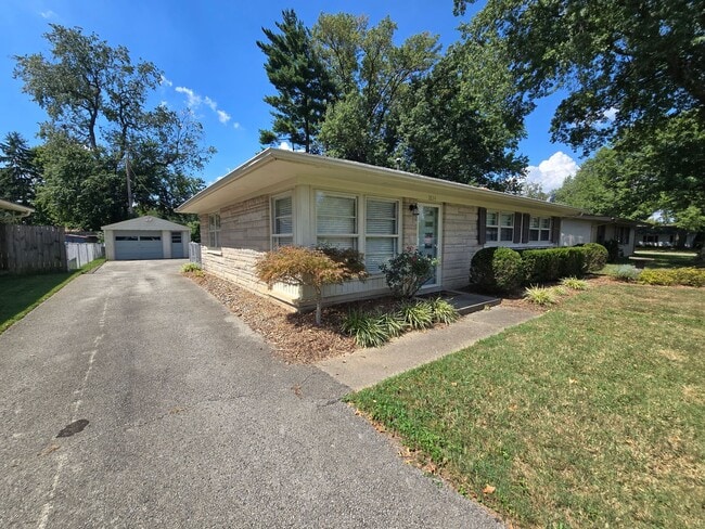 Building Photo - Newly remodeled 3 bed/1 bath home with a 1...