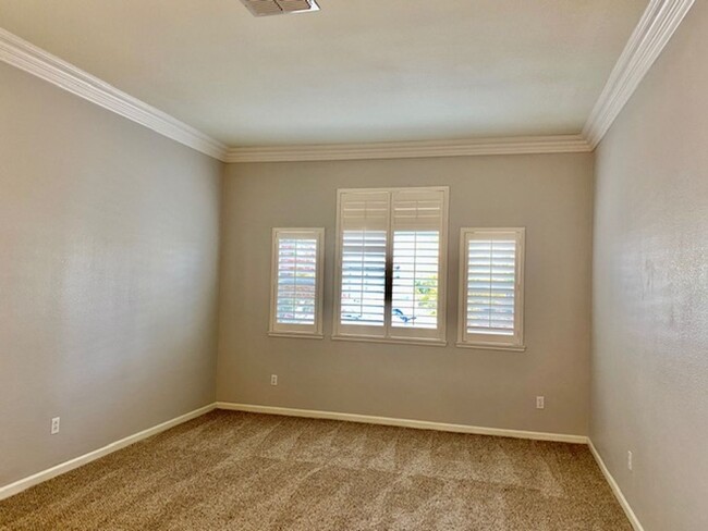 Building Photo - CLEAN AND SPACIOUS 4 BED, 2 BATH, 3 CAR GA...