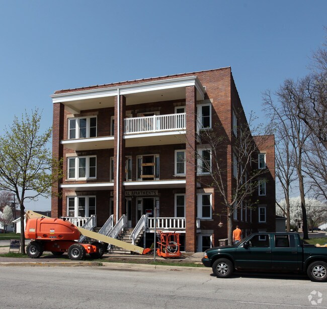 Building Photo - Colonial Apartments