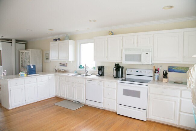 Building Photo - 837 Fort Fisher Blvd S