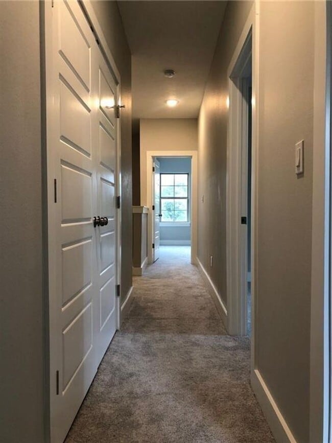 Building Photo - 3 Bedroom 2.5 Bath Townhome Available in S...