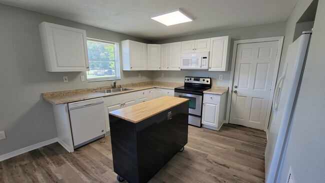 Building Photo - Nice 2bed/ 1 bath in Sarasota ~ Tallevast ...