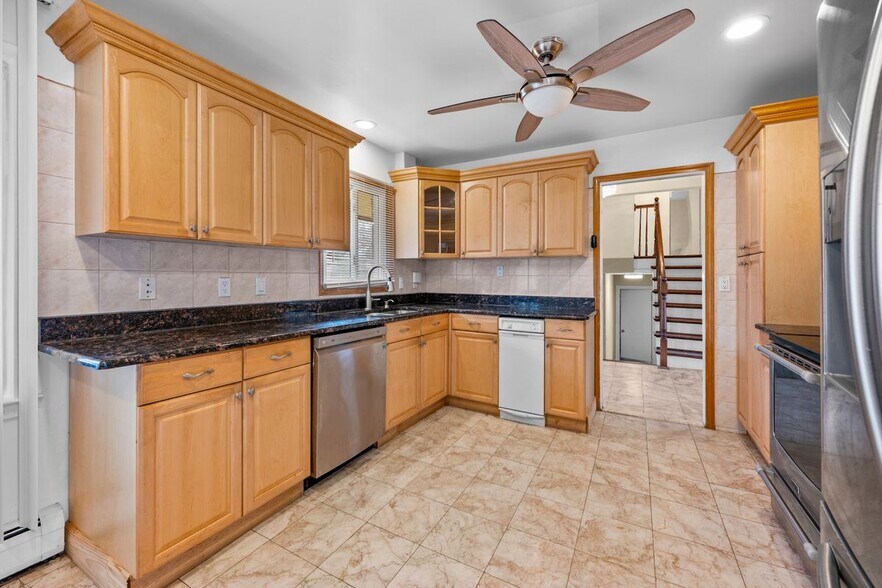 Building Photo - 2616 Douglas Dr