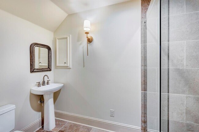 Building Photo - 5124 Chevy Chase Dr