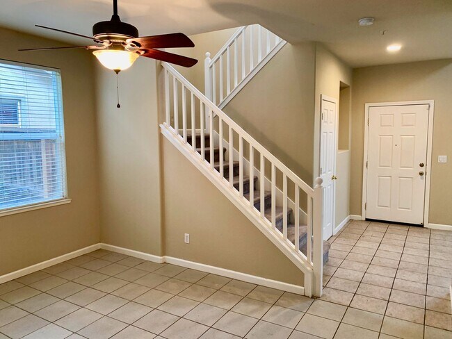 Building Photo - Beautiful Brentwood home with bed and full bath downstairs