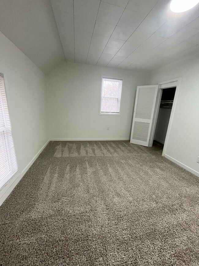Building Photo - 4 Bed/1.5 Bath Rental Home in Central Sioux Falls!