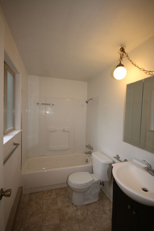 Building Photo - Spacious 3 bedroom, 2 bath home in Northea...