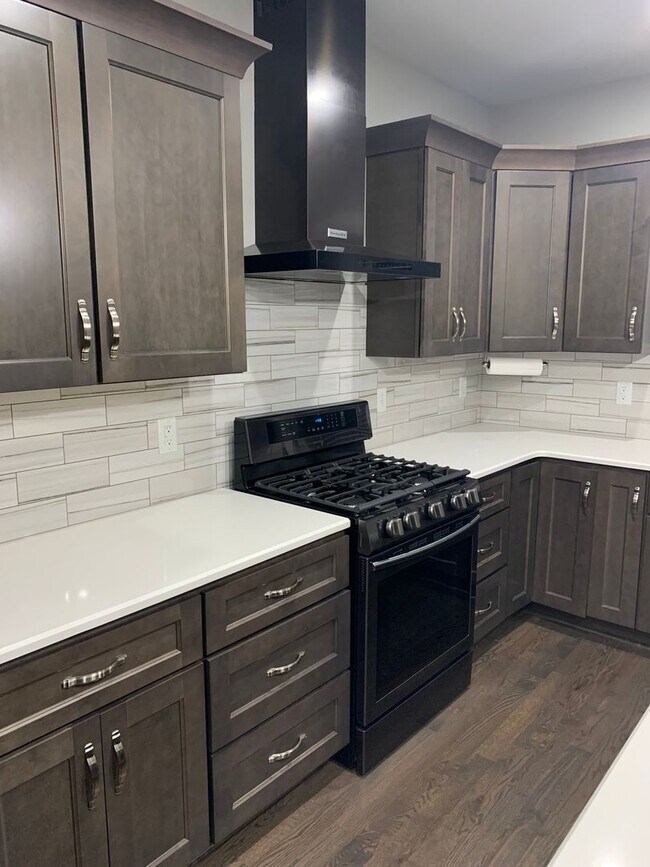 Building Photo - 3 Bed, 3.5 Bath Home w/ 2 Car Garage and Lake Views