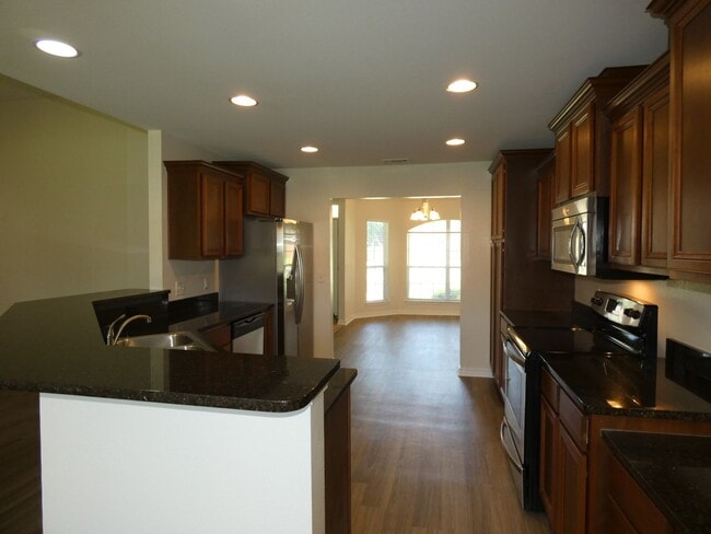 Building Photo - Spacious 4 Bed/3 Bath - Tanglewood