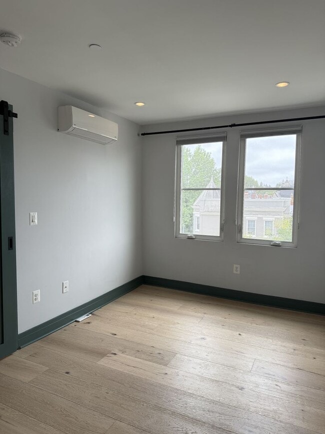 Building Photo - Bright Top-Floor 1BR Condo in Columbia Hei...