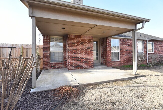 Building Photo - Come make this lovely 4 bedroom 2 bath, 2+...