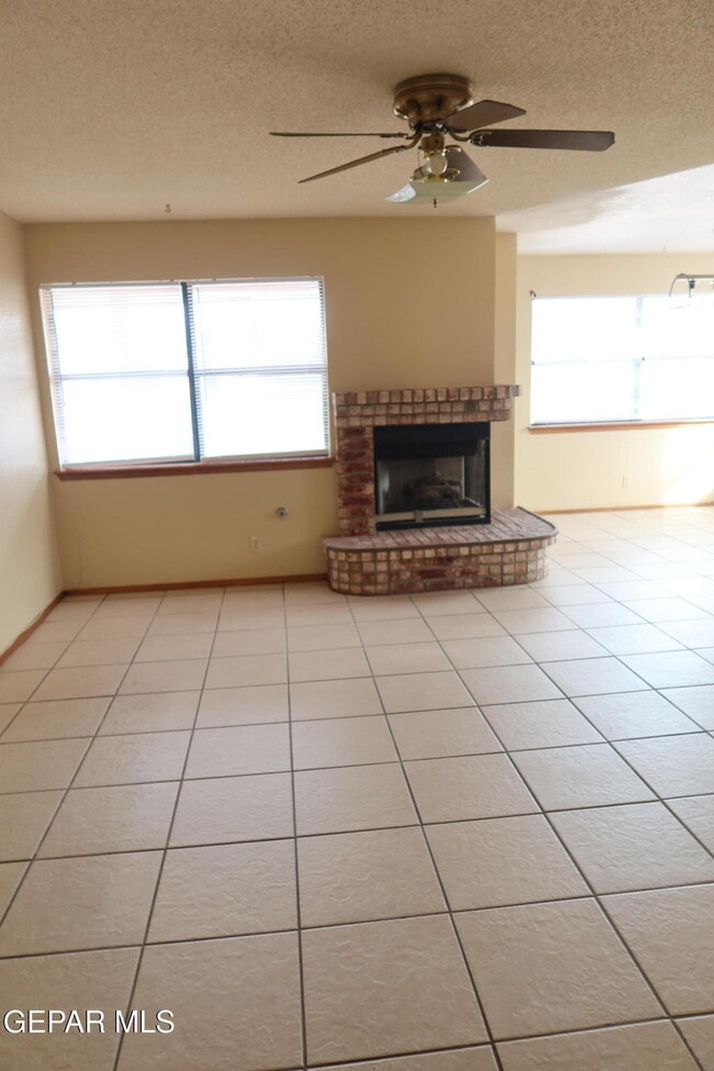 Building Photo - 1137 W Bend Ln