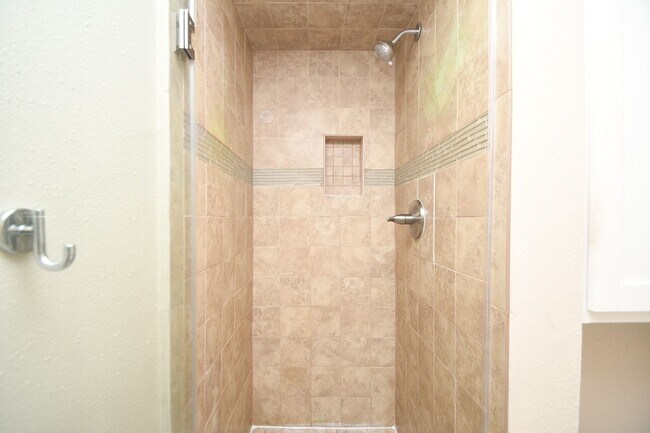 Building Photo - 9809 Richmond Ave.