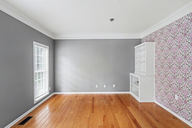Building Photo - Exceptional 5-Bedroom Home with Finished Basement in Prime Location!
