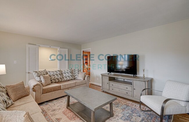 Building Photo - 809 Minorcas Rd