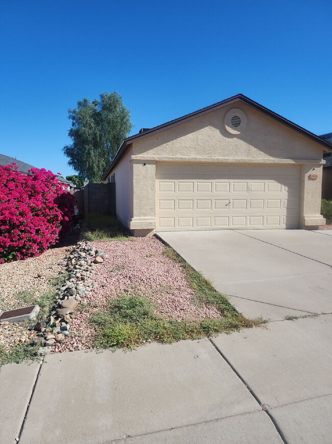Building Photo - "Charming 3-Bedroom Oasis with 2 Baths in ...