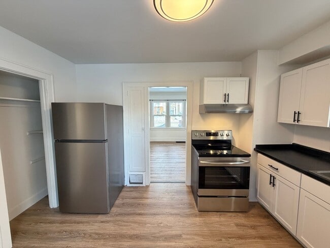 Building Photo - Remodeled 2 Bedroom - AVAILABLE 08/07/2026