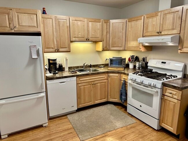 Building Photo - 43 Pleasant St