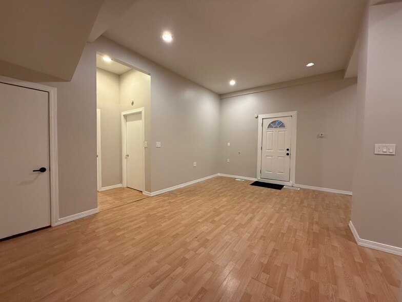 Building Photo - 2121 N California Ave