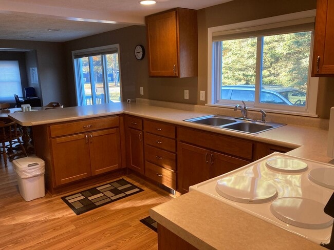 Building Photo - Turnkey 1BR Retreat | Fireplace, Trails, &...