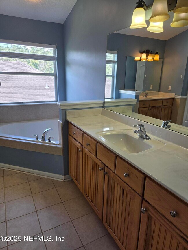 Building Photo - 1042 Drakefeather Dr