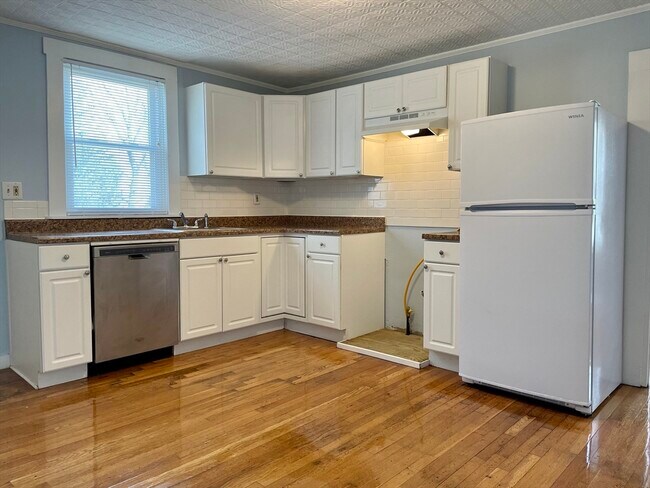Primary Photo - 74 Pine St