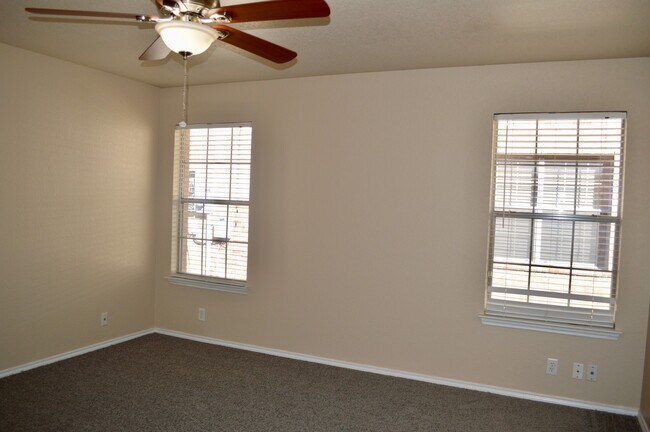 Building Photo - Newly remodeled 3 bed 2 bath