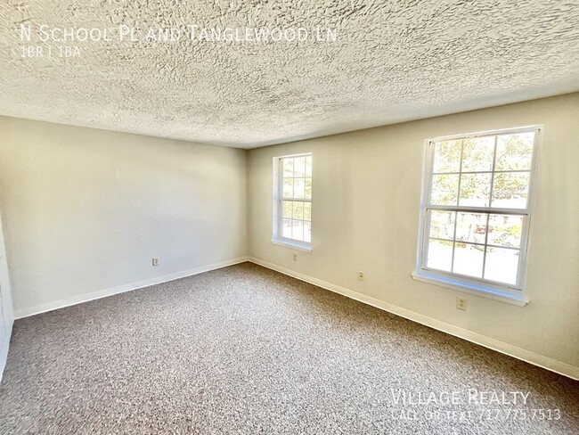 Building Photo - MOVE-IN READY! Top Floor! Roomy 1-Bed with...