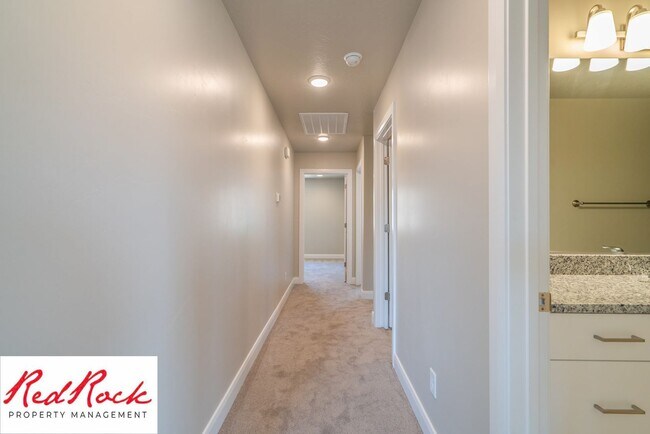 Building Photo - 4 Bedroom, 2.5 Bathroom Townhome in Hurric...