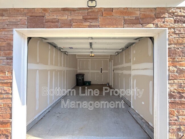 Building Photo - 2432 Silverthorn Dr