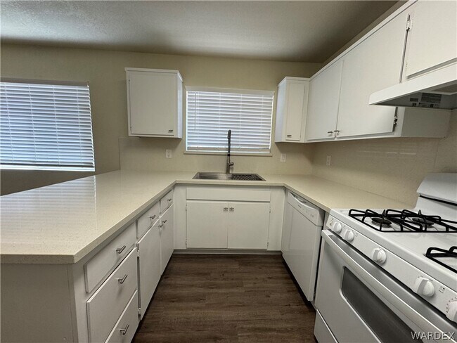 Building Photo - 2460 Lakeside Dr