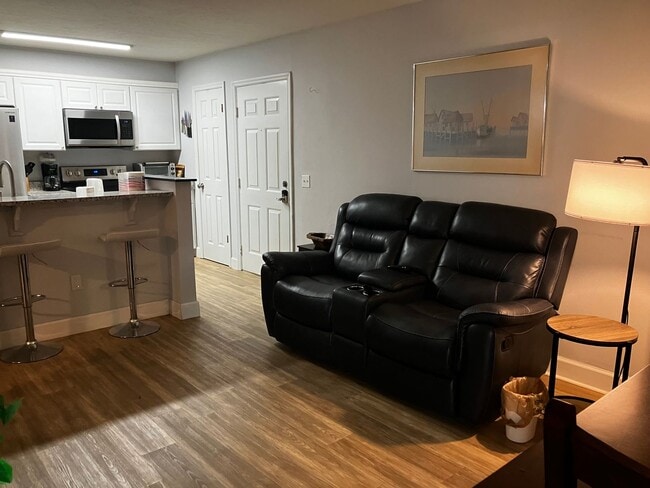 Building Photo - Gorgeous condo in the beautiful Preserves ...