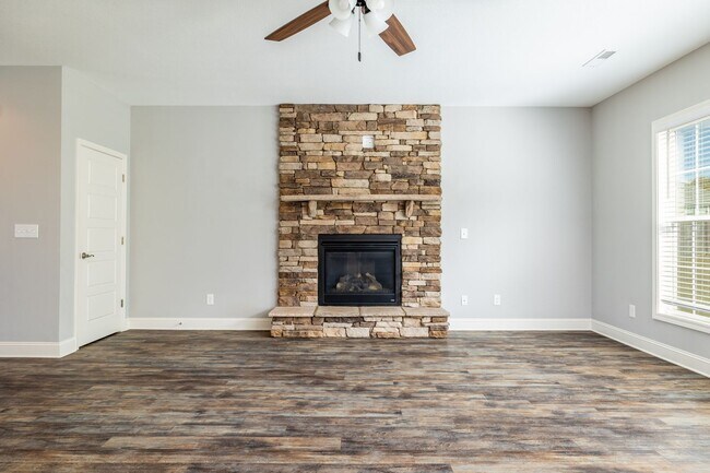Building Photo - Maryville 37801 - 4 bedroom, 2.5 bath home...