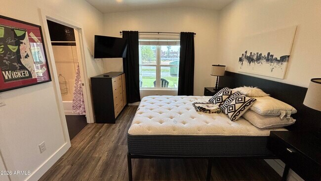 Building Photo - 706 E Whitton Ave