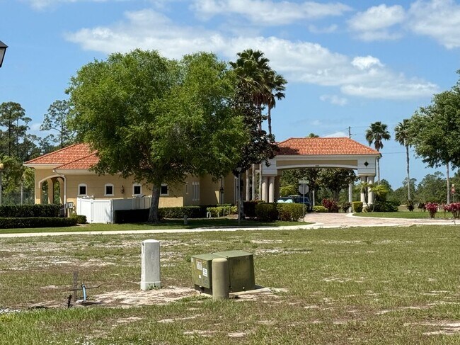 Building Photo - 1319 Clove Dr
