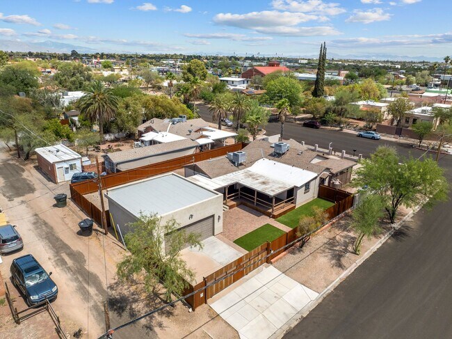 Building Photo - Gorgeous home near UA