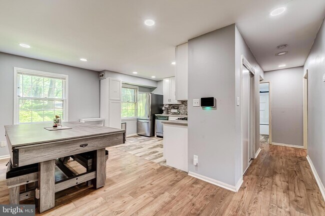 Building Photo - 6012 Westchester Park Dr