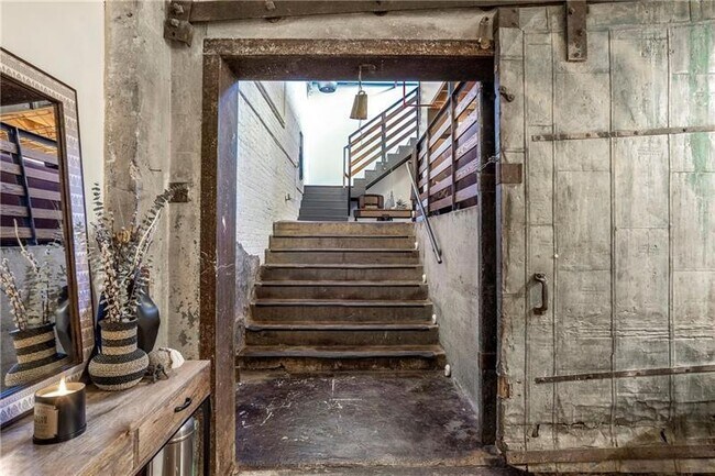 Building Photo - 650 Glen Iris Dr NE