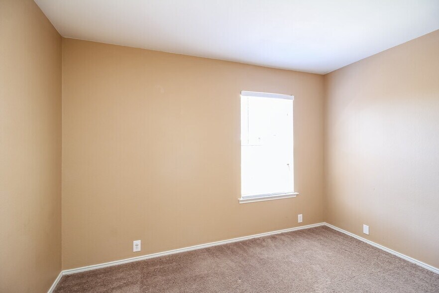 Building Photo - 2204 Tailburton Ct