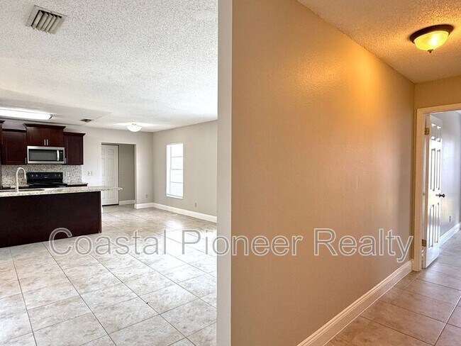 Building Photo - 606 Sandy Creek Dr