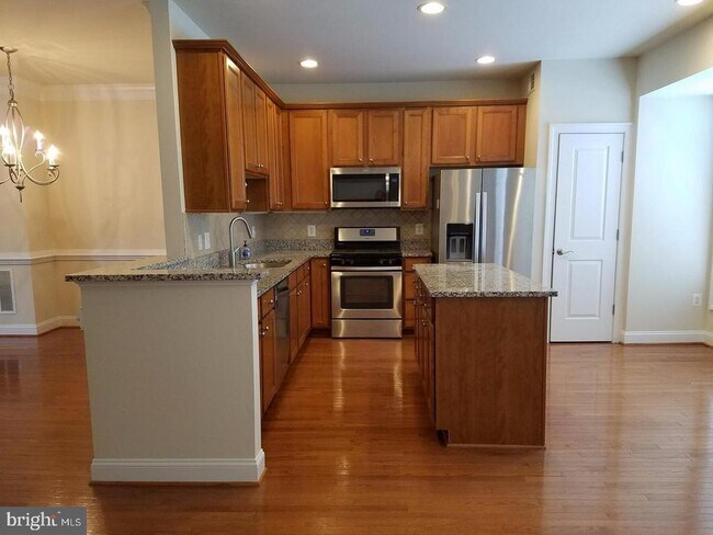 Building Photo - 5985 Meadow Brook Dr