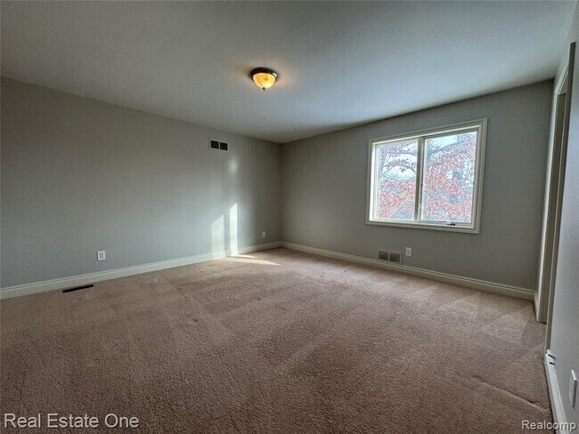 Building Photo - 1030 Oakwood Dr