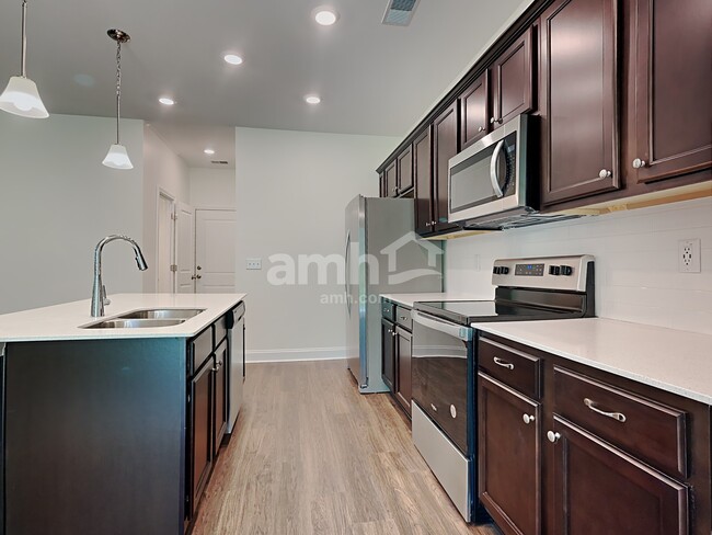 Building Photo - 223 S Live Oak Dr