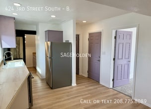 Building Photo - 424 3rd St S