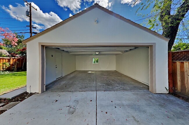 Building Photo - Charming Land Park Cottage – A Hidden Gem in the Heart of the City