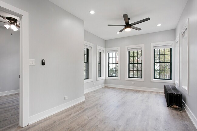 Building Photo - 7736 N Eastlake Terrace
