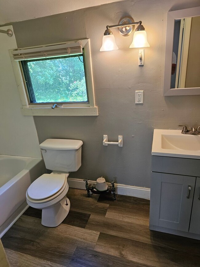 Building Photo - Two Bedroom One Bath House in Portage