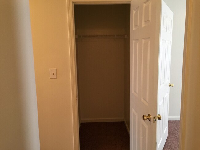 Building Photo - 2 Bed, 1.5 Bath Apartment in Shelbyville!