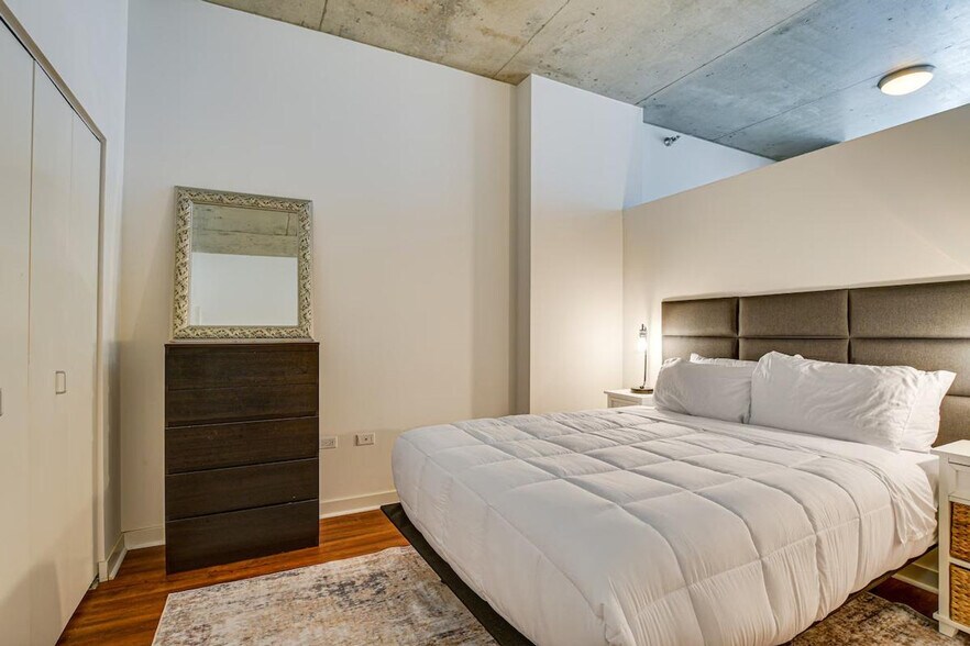 Building Photo - 235 W Van Buren St