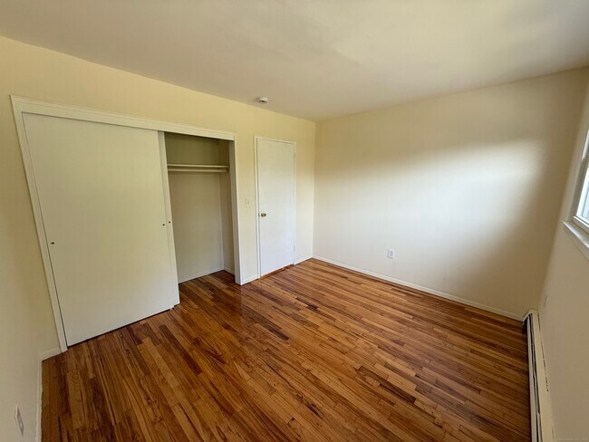 Building Photo - 324 Strawberry Hill Ave